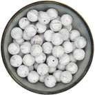 Ronde siliconen kraal van 19 mm in wit met een marmering in de kleur taupe